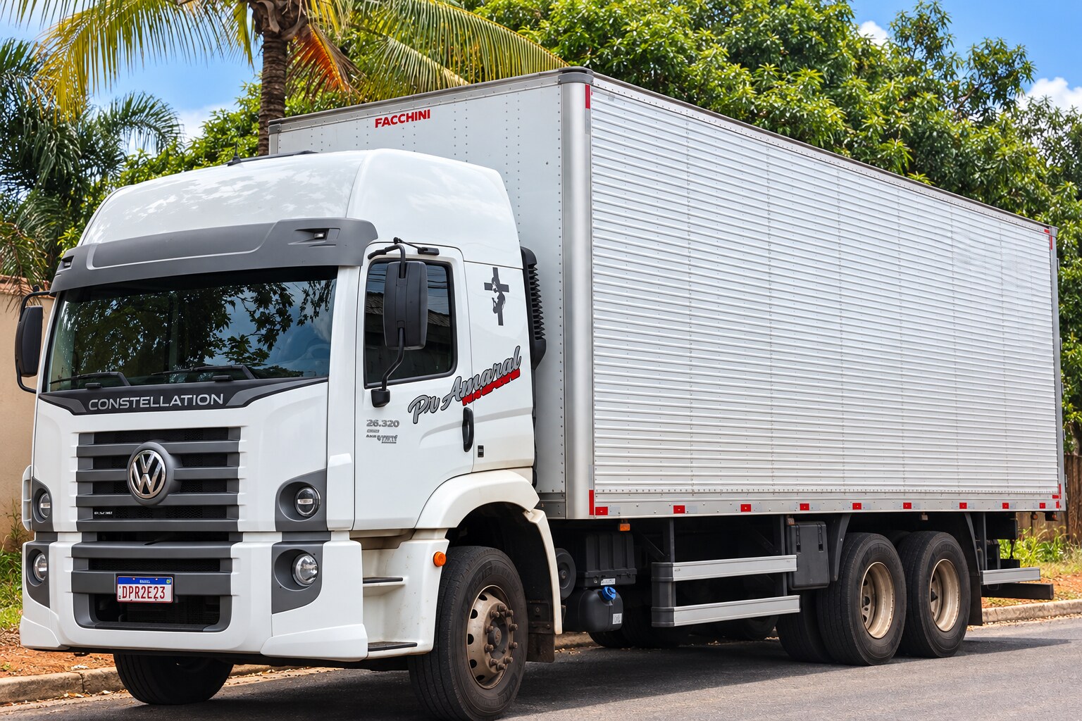 Caminhão baú da PR Amaral Transportes