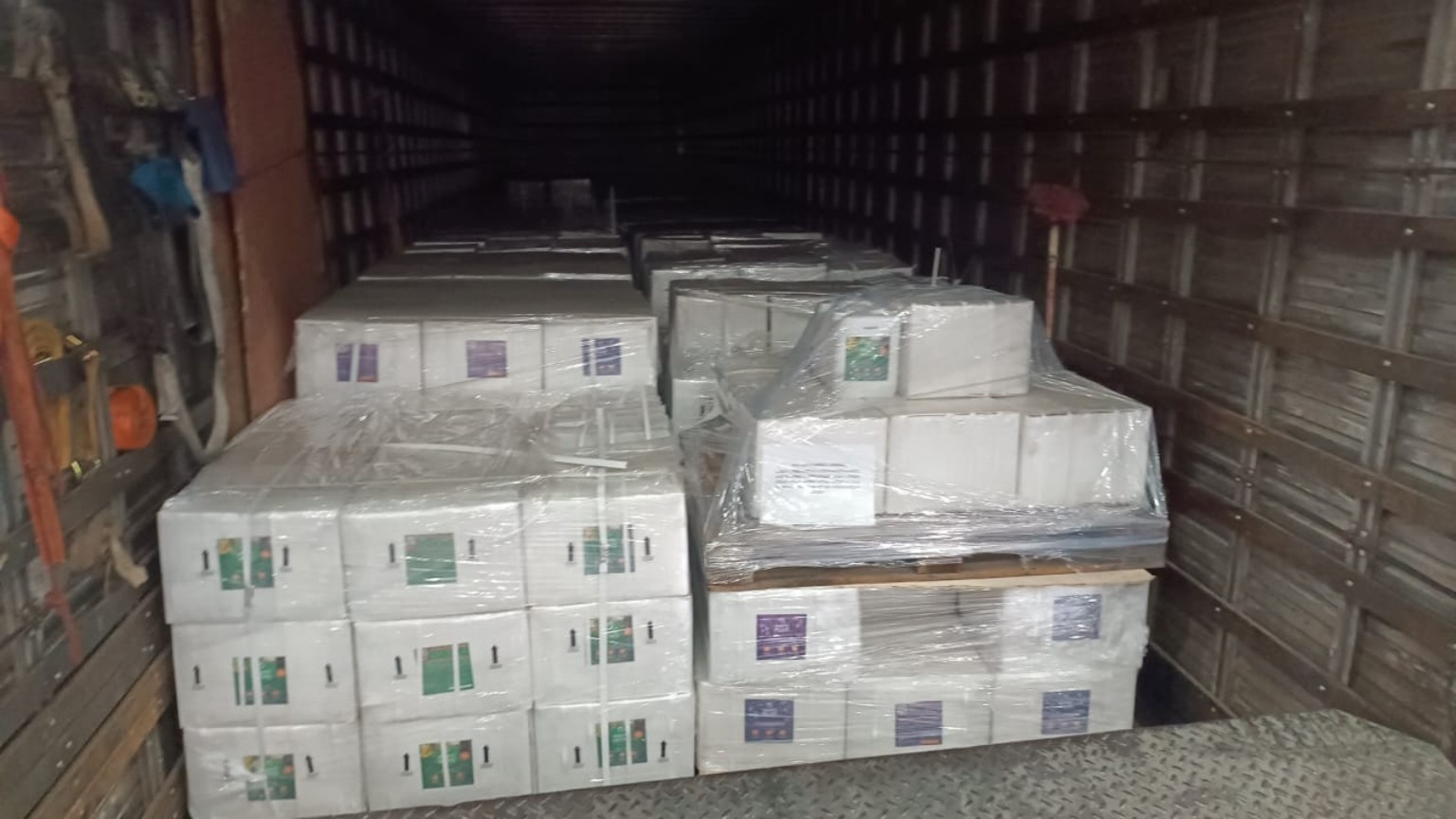 Carga paletizada e organizada no interior do veículo