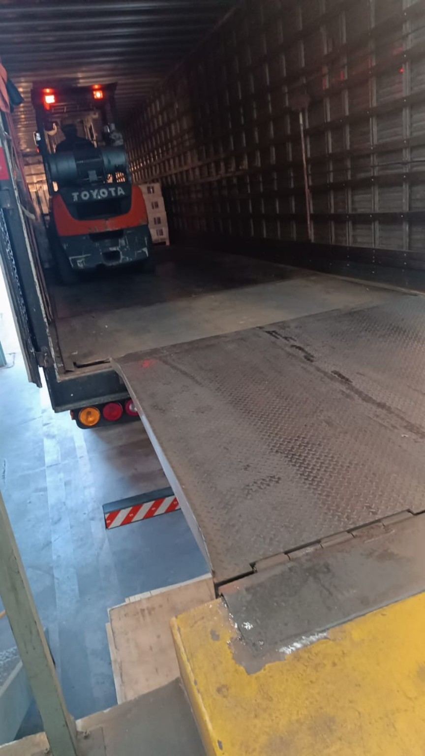 Empilhadeira realizando carregamento no veículo