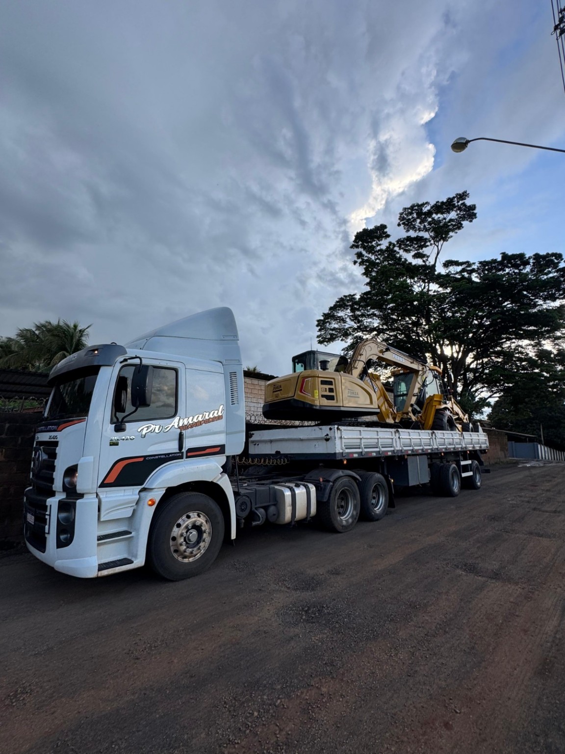 Caminhão da PR Amaral Transportes carregando máquina agrícola